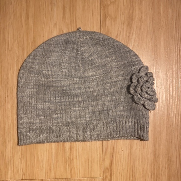 Cute beenie with flower - Picture 3 of 5